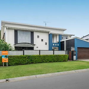 Campbell St 11 Moffat Beach Holiday home